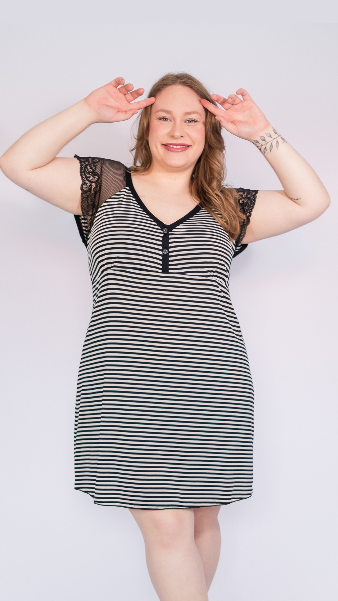 Camisola Plus Size em Viscose Listrada com Abertura Frontal com Botões