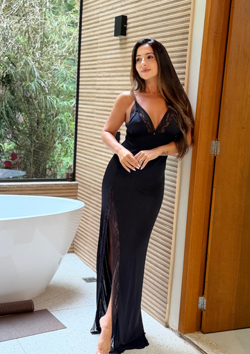 Camisola Longa Elegante com Abertura na Perna e Detalhes em Renda