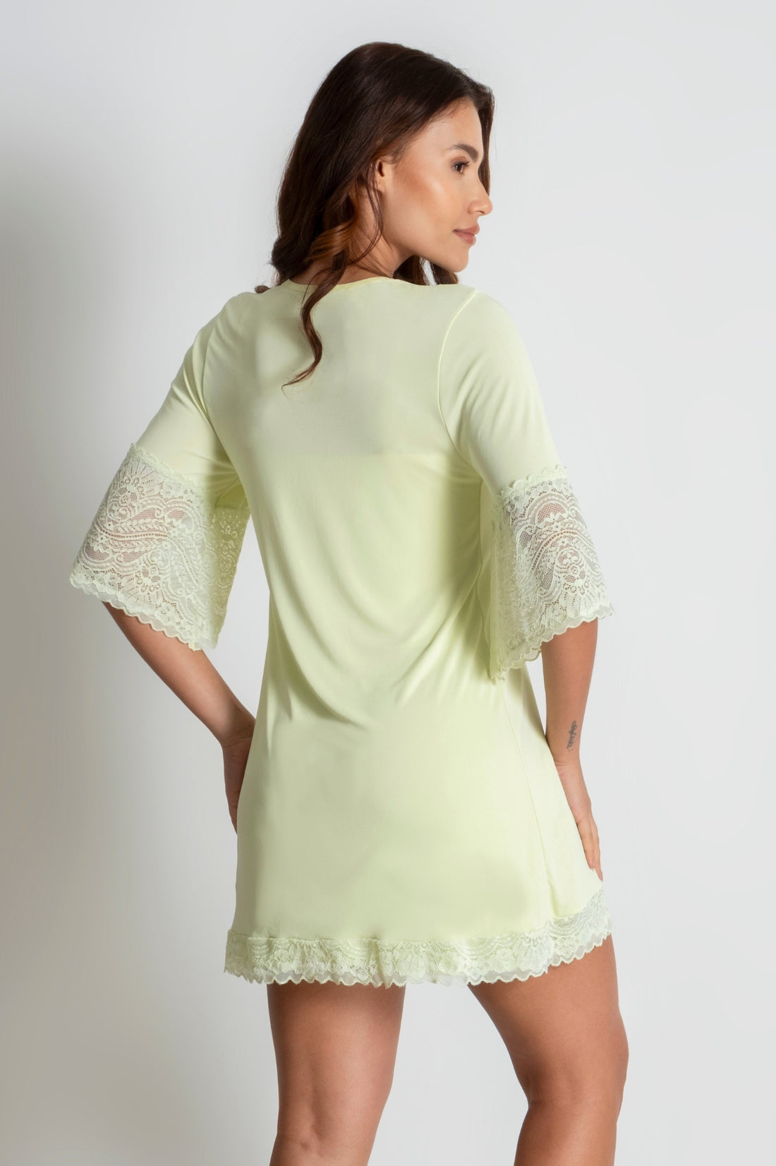 Robe em Poliamida com Renda Leve e Elegante