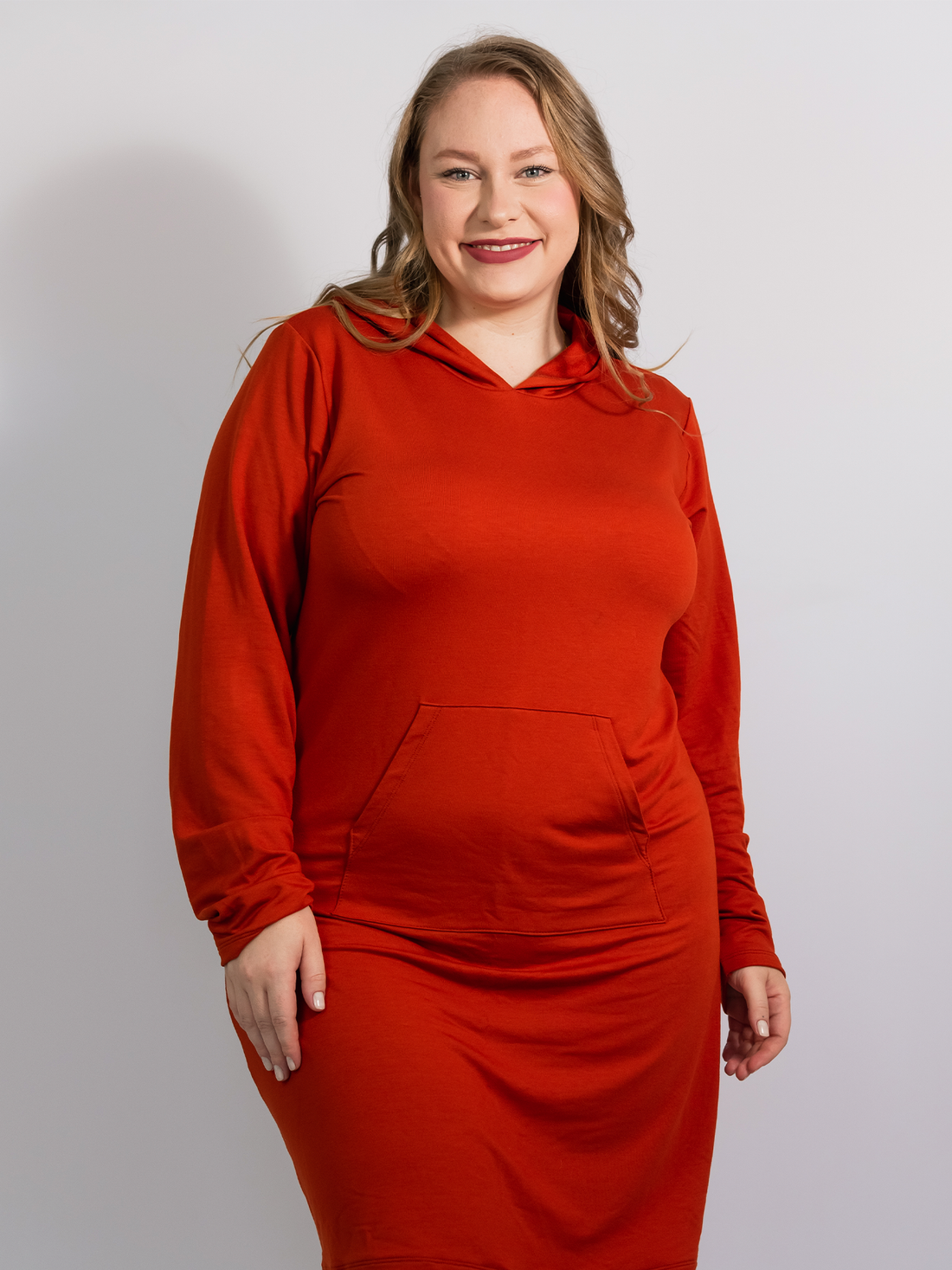 Vestido Manga Longa Plus Size com Capuz em Moletinho - Vermelho - Rosativa